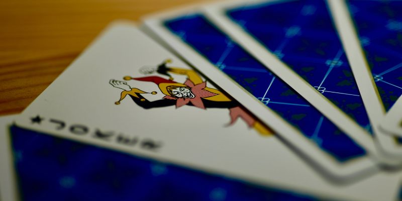 Chi giữa là một trong ba chi mà người chơi phải sắp xếp từ 13 lá bài được chia.