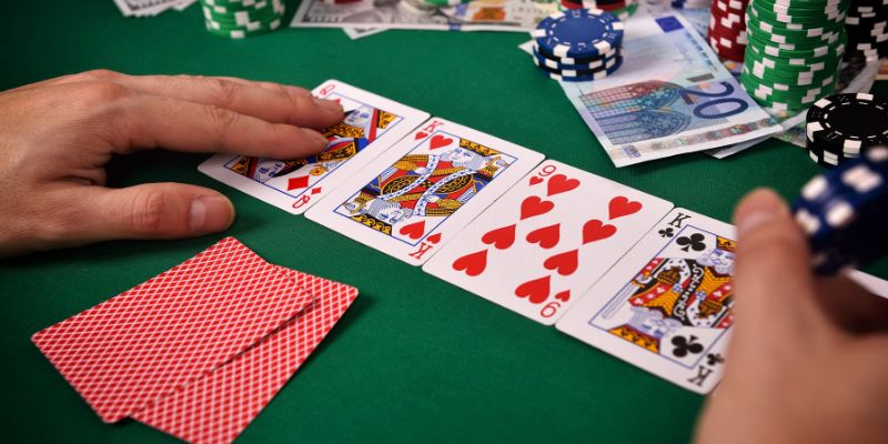 Nên truy cập Choáng Club để chơi game Xì Tố ngay